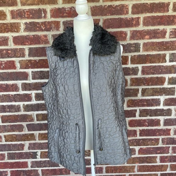 Women’s Gray Mountain Lake Quilted Zip Vest With Faux Fur Collar Size Medium - Picture 14 of 15